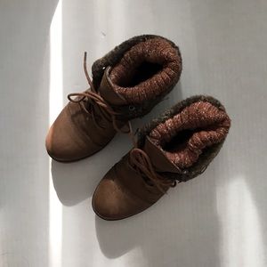 NWOT Cozy Retro Sweater Hiking Boots